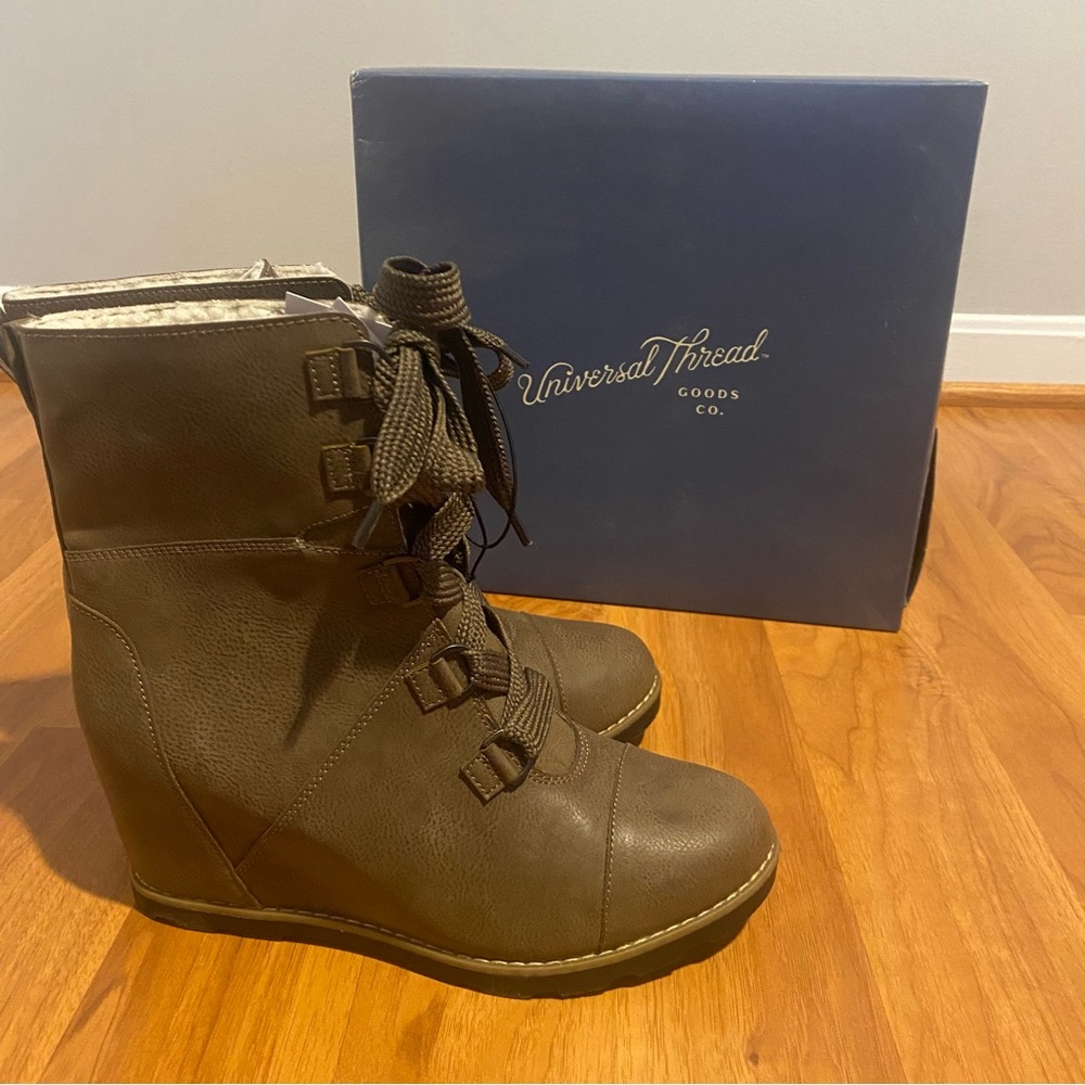 ADORABLE Wedge boots